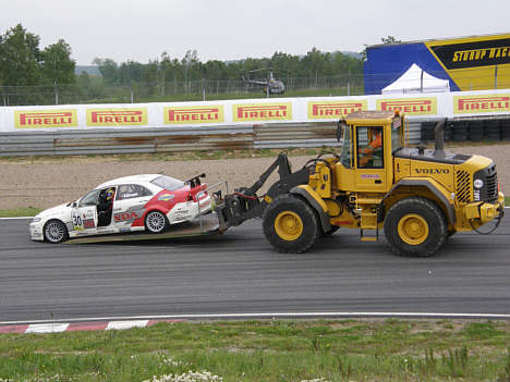 Jens Edmans Honda skulle hjælpes fra banen.
(Foto: Motorsporten.dk)